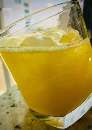 Una foto de Agua de mango y naranja