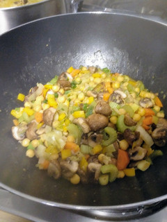 Una foto de Wok de garbanzos salteados con champiñones y verduras