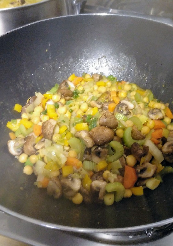 Una foto de Wok de garbanzos salteados con champiñones y verduras