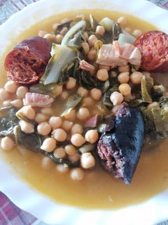 Una foto de 64. Potaje de garbanzos con compango y acelgas / Cocción lenta