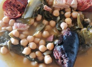 Una foto de 64. Potaje de garbanzos con compango y acelgas / Cocción lenta