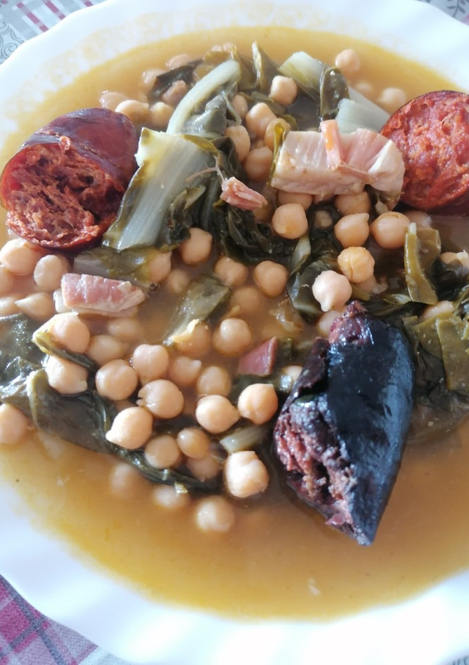 Una foto de 64. Potaje de garbanzos con compango y acelgas / Cocción lenta