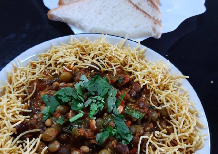 Sprouted mix pulses (sev usal with bread)