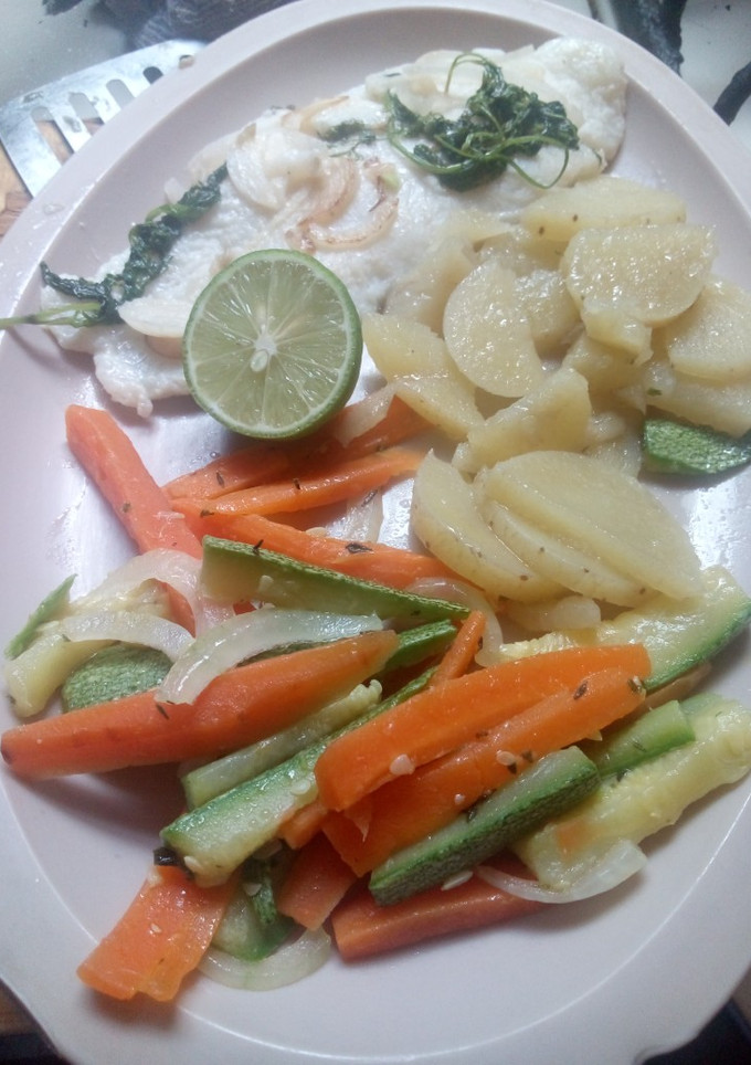 Una foto de Filete de pescado al cilantro con verduras