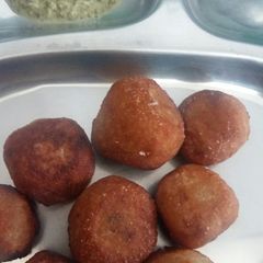 A picture of Bread balls.