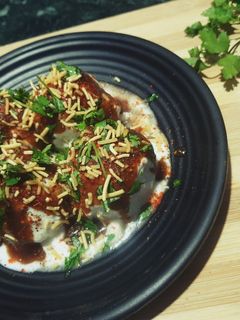 ब्रेड दही वड़ा (Bread Dahi Vada recipe in hindi) रेसिपी मुख्य फोटो
