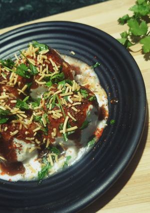 ब्रेड दही वड़ा (Bread Dahi Vada recipe in hindi) रेसिपी मुख्य फोटो