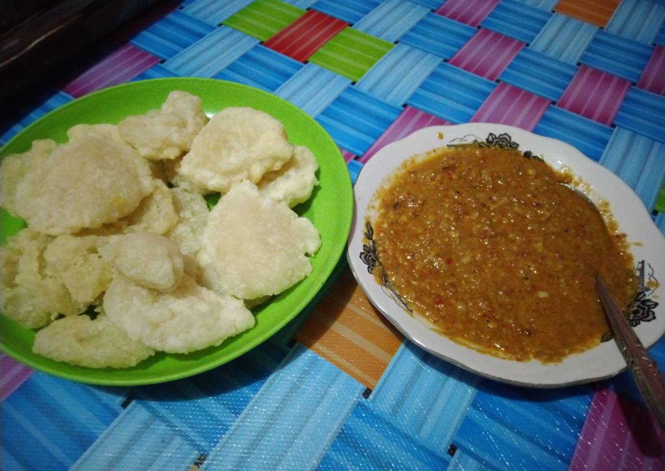 Celupkan jarum suntik ke dalam saus kacang.