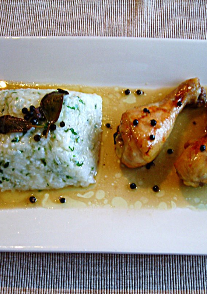 Una foto de Jamoncitos de pollo al horno con arroz