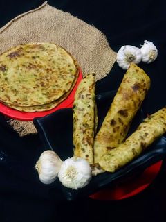 ગાર્લિક પરાઠા(Garlic Paratha recipe in Gujarati) રેસીપી મુખ્ય ફોટો