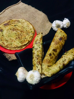 ગાર્લિક પરાઠા(Garlic Paratha recipe in Gujarati) રેસીપી મુખ્ય ફોટો