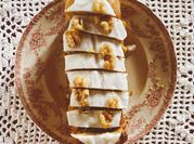 Una foto de budin zanahoria y nueces