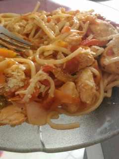 Una foto de Vermicelli con pollo y verduras