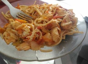 Una foto de Vermicelli con pollo y verduras