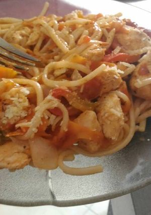 Una foto de Vermicelli con pollo y verduras