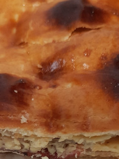 Una foto de Empanada de bacon ibérico queso y dátiles