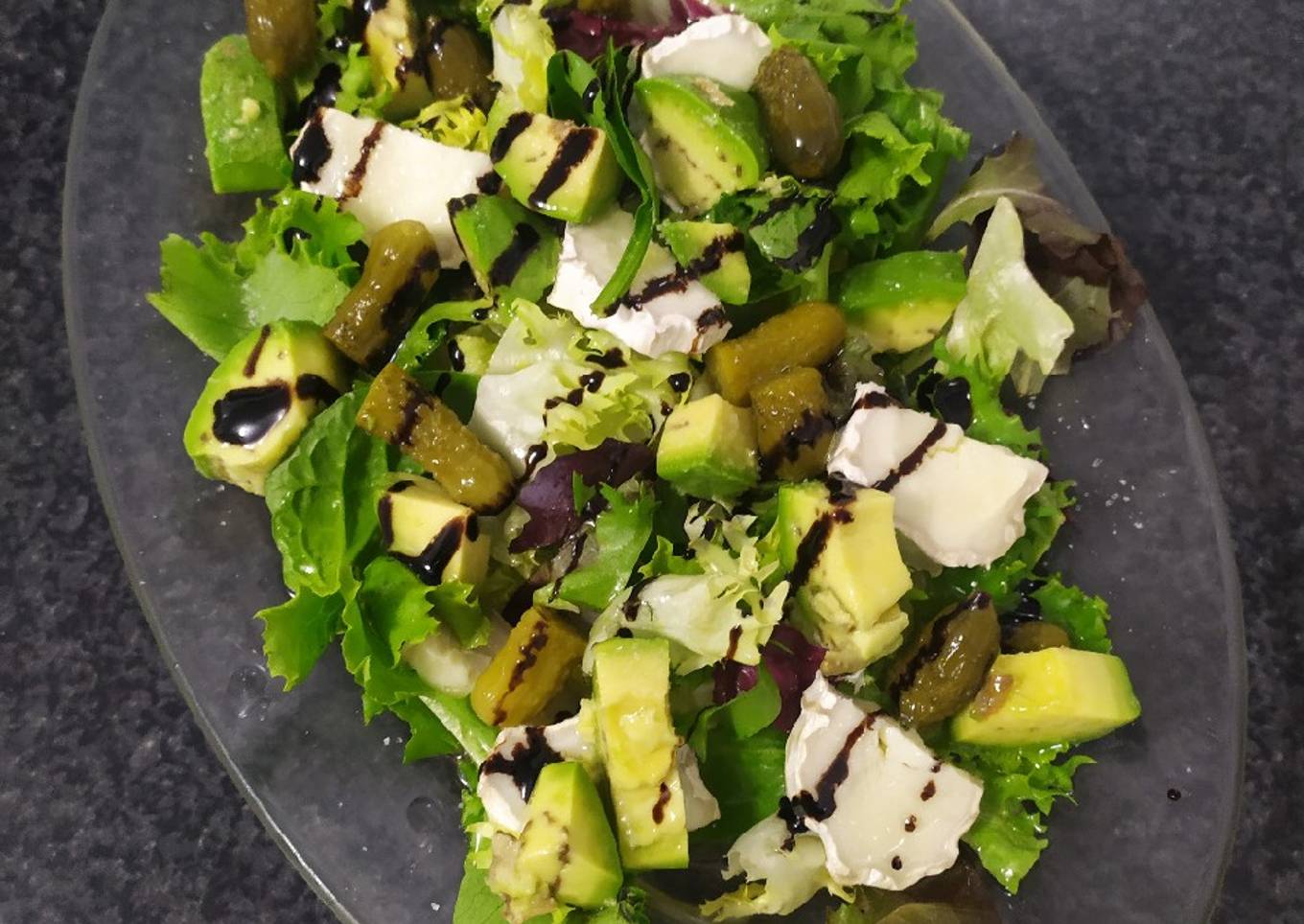 Ensalada de brotes tiernos, aguacate y rulo de cabra