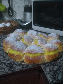 Una foto de Pan de leche o Miguelitos con crema pastelera