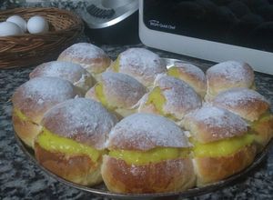 Una foto de Pan de leche o Miguelitos con crema pastelera