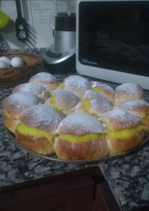 Una foto de Pan de leche o Miguelitos con crema pastelera