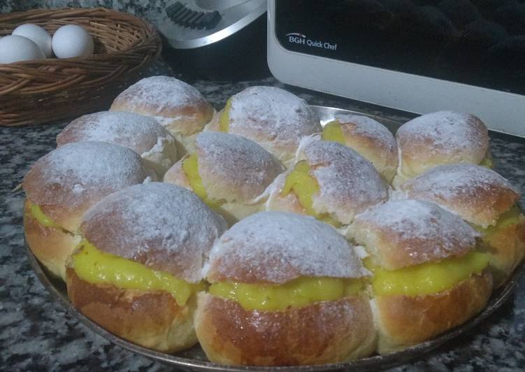 Pan de leche o Miguelitos con crema pastelera