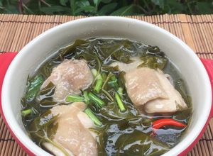 Hình của món Canh chua gà lá giang.