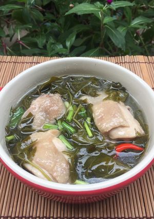 Hình của món Canh chua gà lá giang.