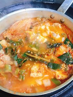 Hình của món Canh kim chi hàn quốc (김치찌개).