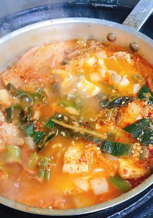 Hình của món Canh kim chi hàn quốc (김치찌개).