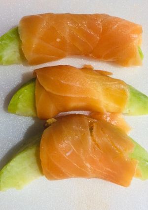 Hình của món Cá hồi xông khói cuộn trái cóc tươi.