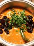 Salsa de tomates picante con aceitunas negras