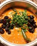 Salsa de tomates picante con aceitunas negras