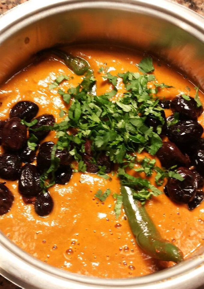 Una foto de Salsa de tomates picante con aceitunas negras