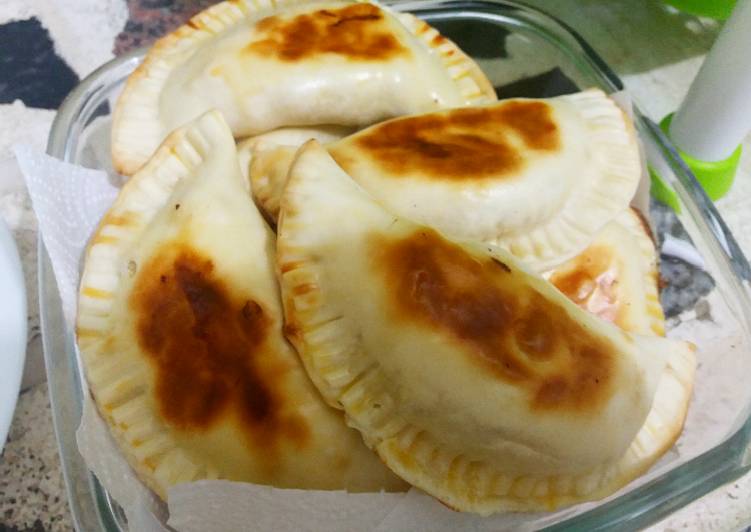 Empanadas de jamón, queso y tomates cherrys Receta de Gimena Amaral 🍀