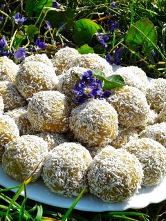 Gesztenyés kókuszgolyó 🌰 recept fotója