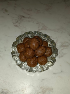 સૂંઠ ની ગોળી (Sunth Goli Recipe In Gujarati) રેસીપી મુખ્ય ફોટો
