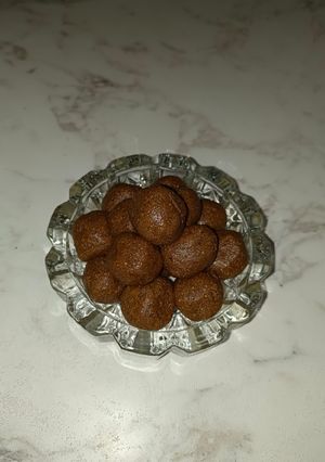 સૂંઠ ની ગોળી (Sunth Goli Recipe In Gujarati) રેસીપી મુખ્ય ફોટો