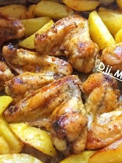 Tepsis csirkeszárny vele sült burgonyával recept fotója