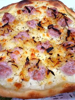 Una foto de Coca de butifarra con mozzarella