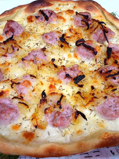 Una foto de Coca de butifarra con mozzarella