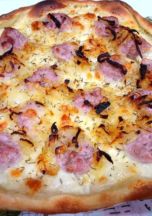 Una foto de Coca de butifarra con mozzarella