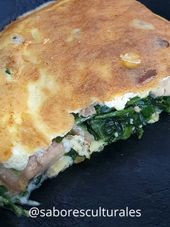 Una foto de 🍳🍃🧀🍄 Omelette de champignones, espinaca y queso