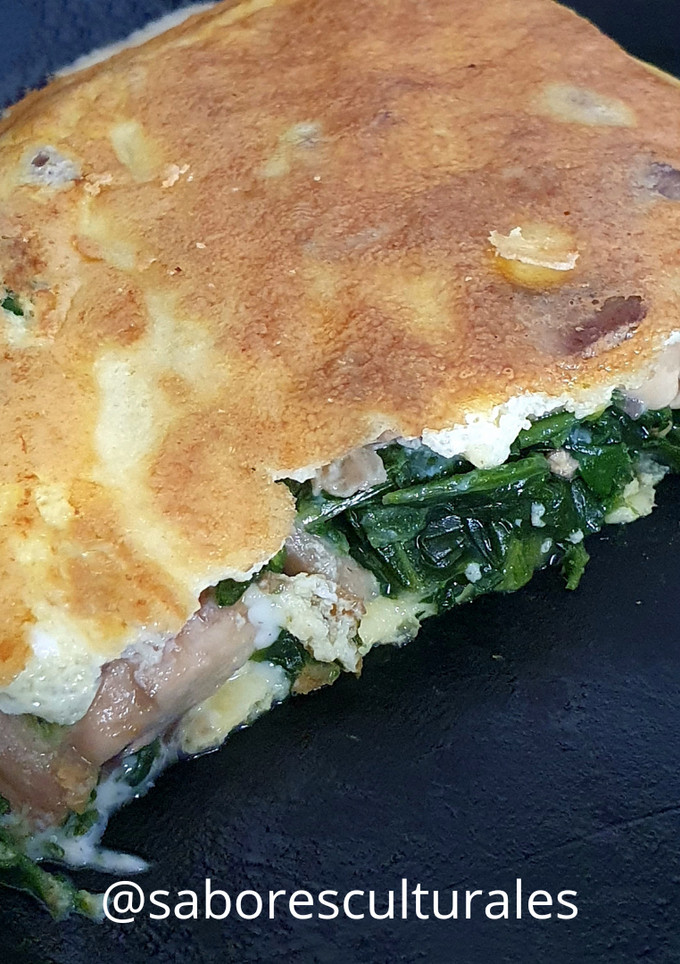 Una foto de 🍳🍃🧀🍄 Omelette de champignones, espinaca y queso