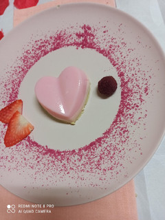 Una foto de Panna Cotta templada de choco blanco con fresas al Oporto