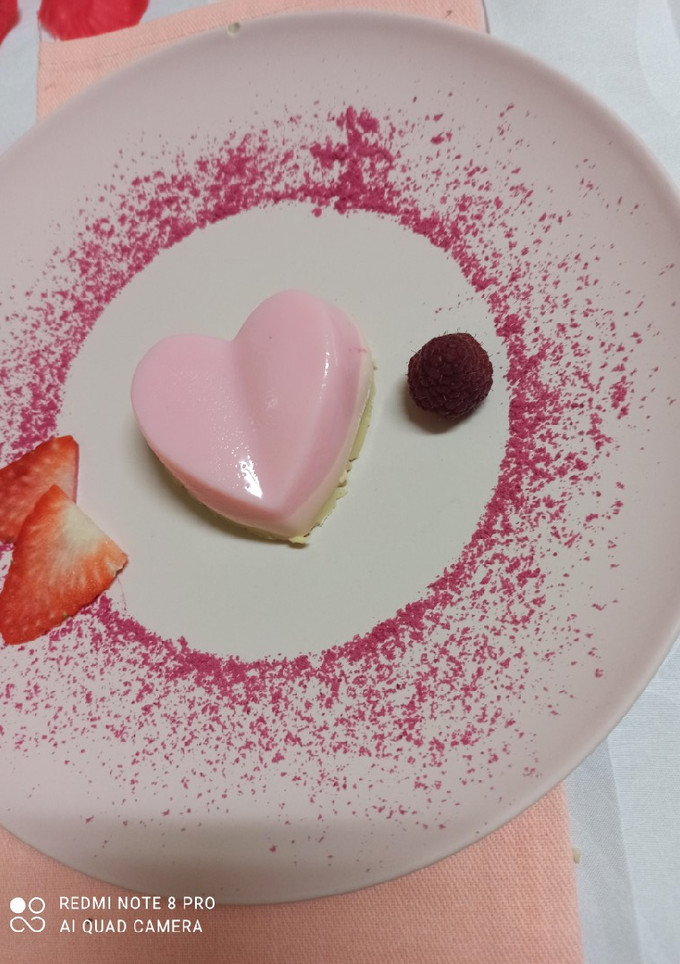 Una foto de Panna Cotta templada de choco blanco con fresas al Oporto