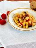 Pasta con patate, pomodorini e noci