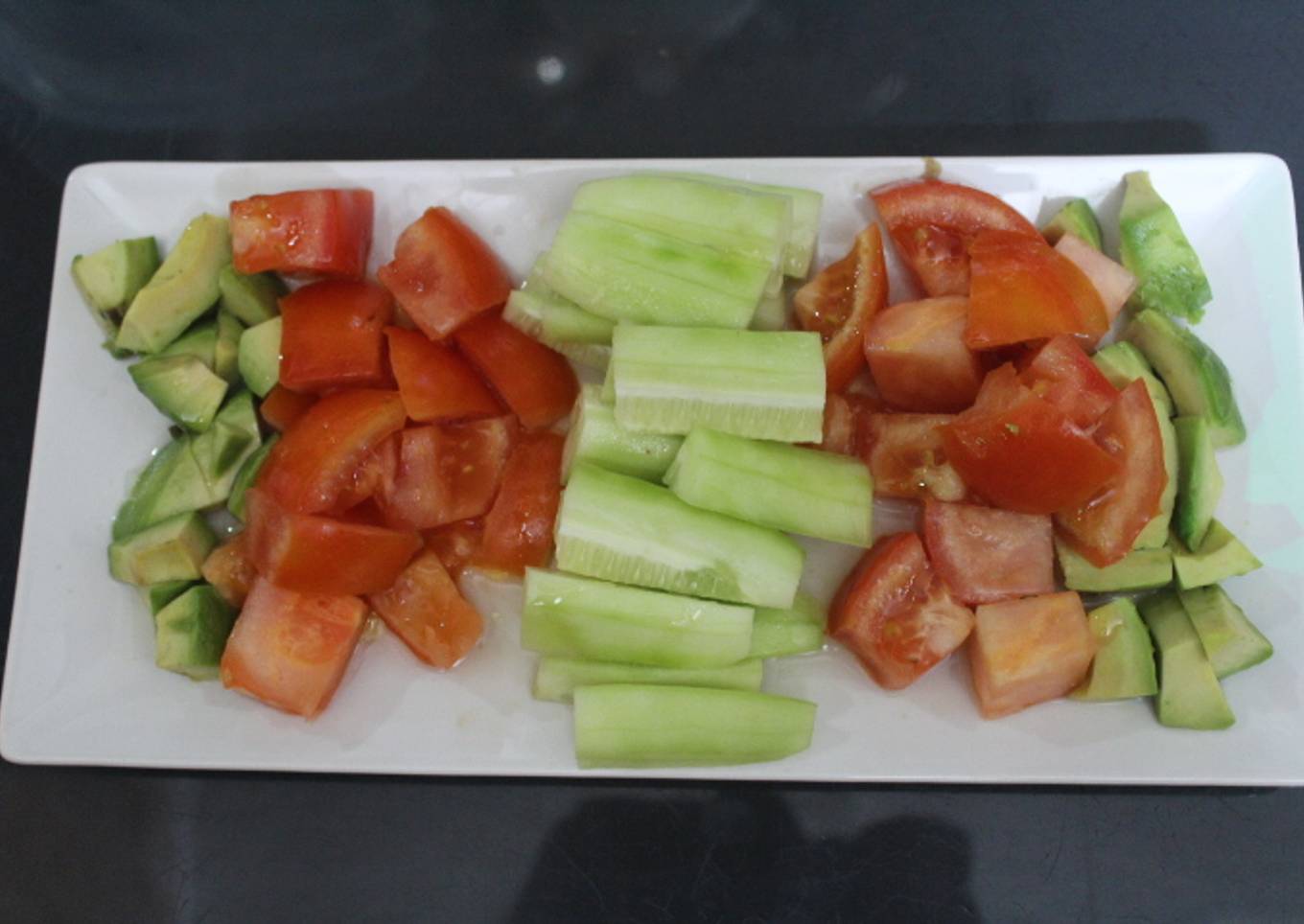 Ensalada ordenada de aguacate, pepino y tomate