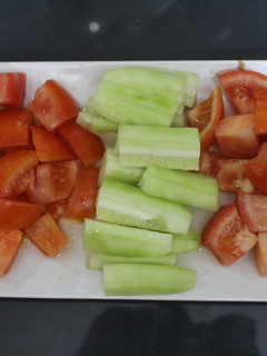 Una foto de Ensalada ordenada de aguacate, pepino y tomate