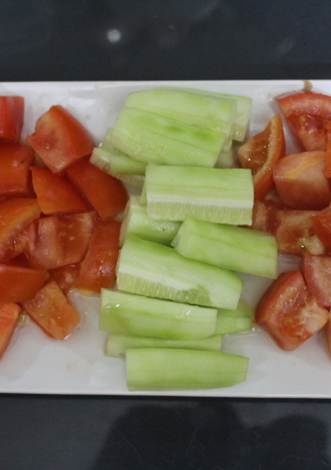 Una foto de Ensalada ordenada de aguacate, pepino y tomate