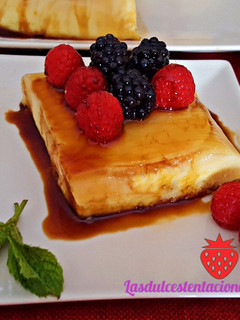Una foto de Pastel de piña con fruta del bosque